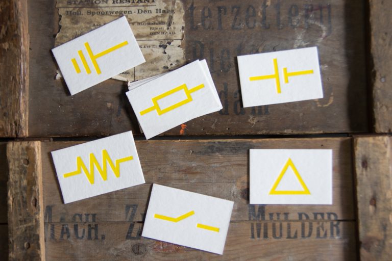 Letterpress visitekaartjes met gele symbolen