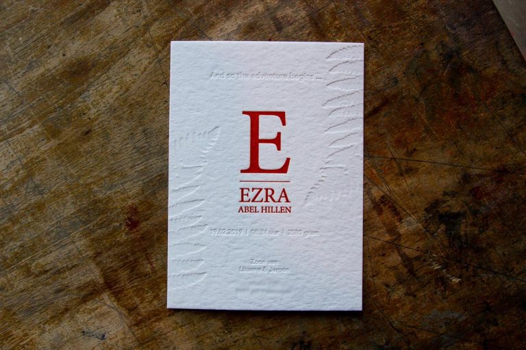 Geboortekaartje met tekst verdiept gedrukt