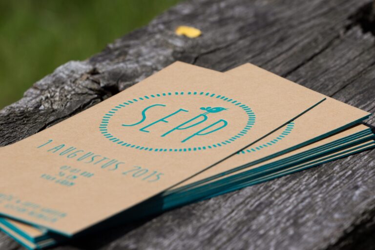 Letterpress geboortekaartje met kleur op snede