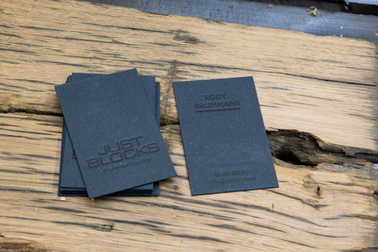 Zwart op zwart letterpress visitekaartje