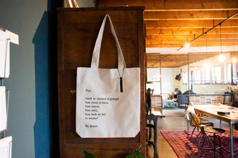 katoenen tas met zeefdruk van gedicht Lttrvreters