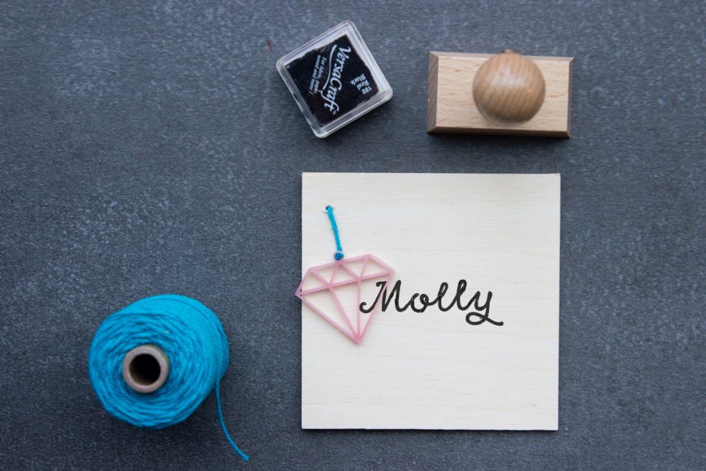 Geboortekaartje op hout met diamant uit transparant acryl