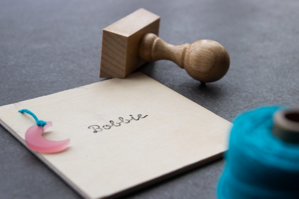 houten geboortekaartje met maan