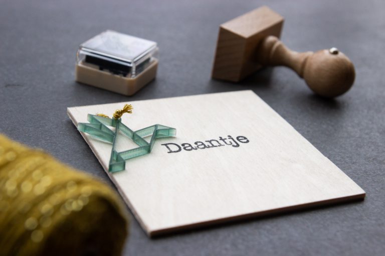 Houten geboortekaartje origami vogel