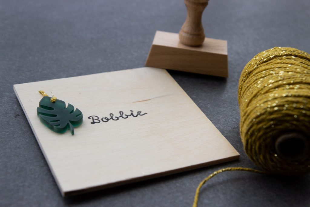 Geboortekaartje op hout met Monstera blad