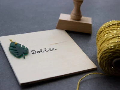 Geboortekaartje op hout met Monstera blad