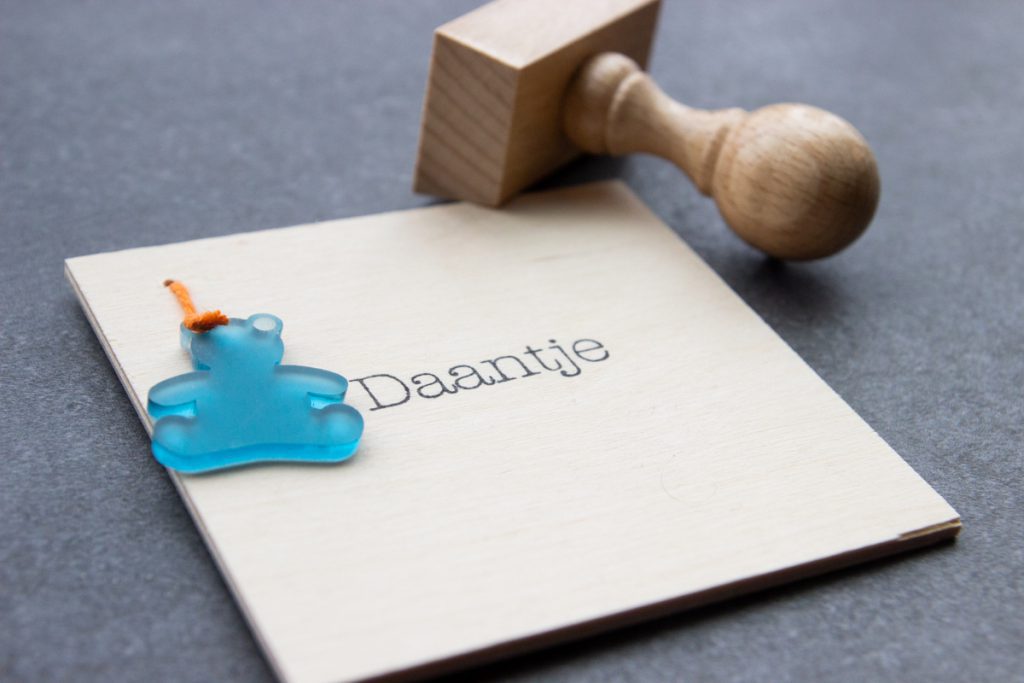 geboortekaartje op hout met acryl beertje