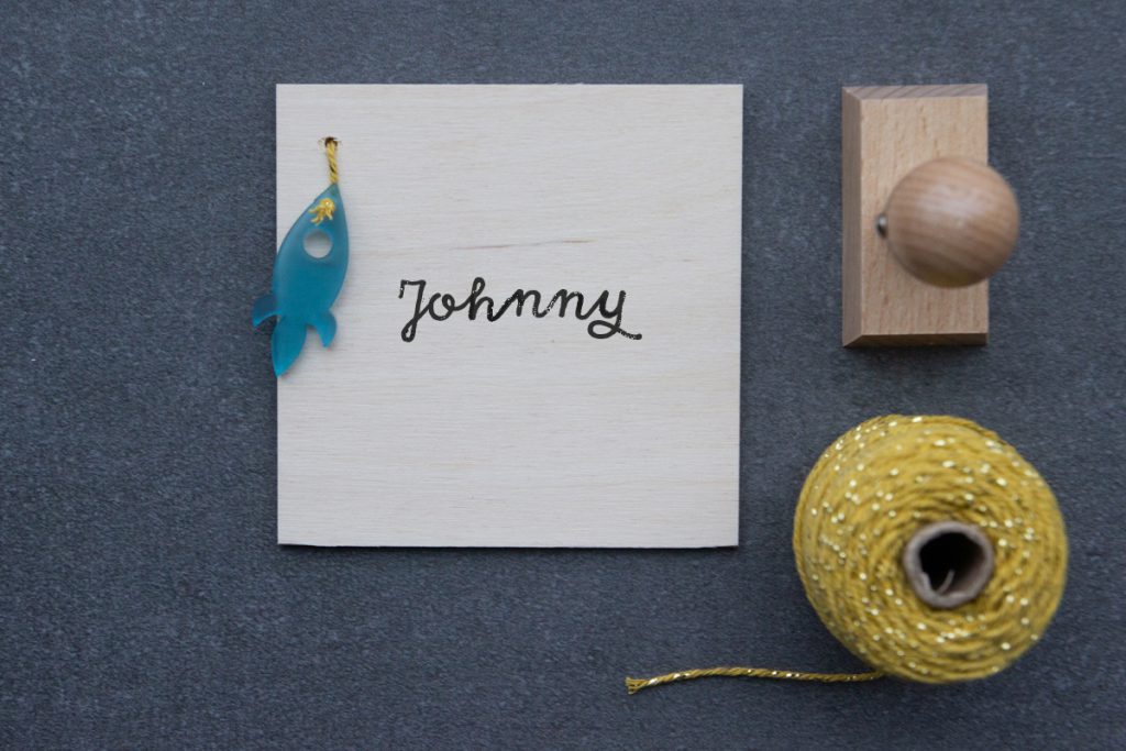 houten geboortekaartje op multiplex