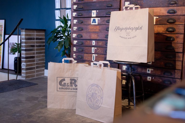 papieren tassen bedrukken met grote stempel