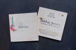 origineel-geboortekaartje-op-hout-karakter-prints geboortekaartje op hout laten maken