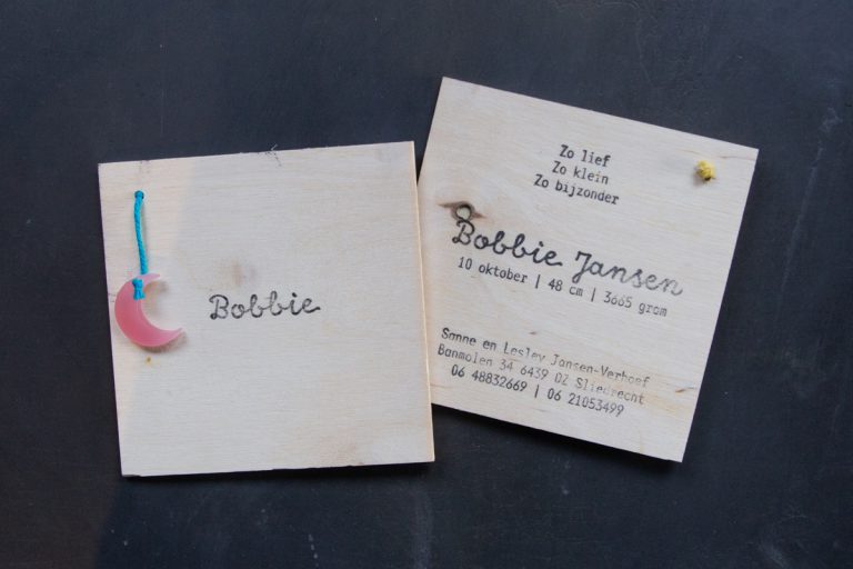 geboortekaartje op hout laten maken