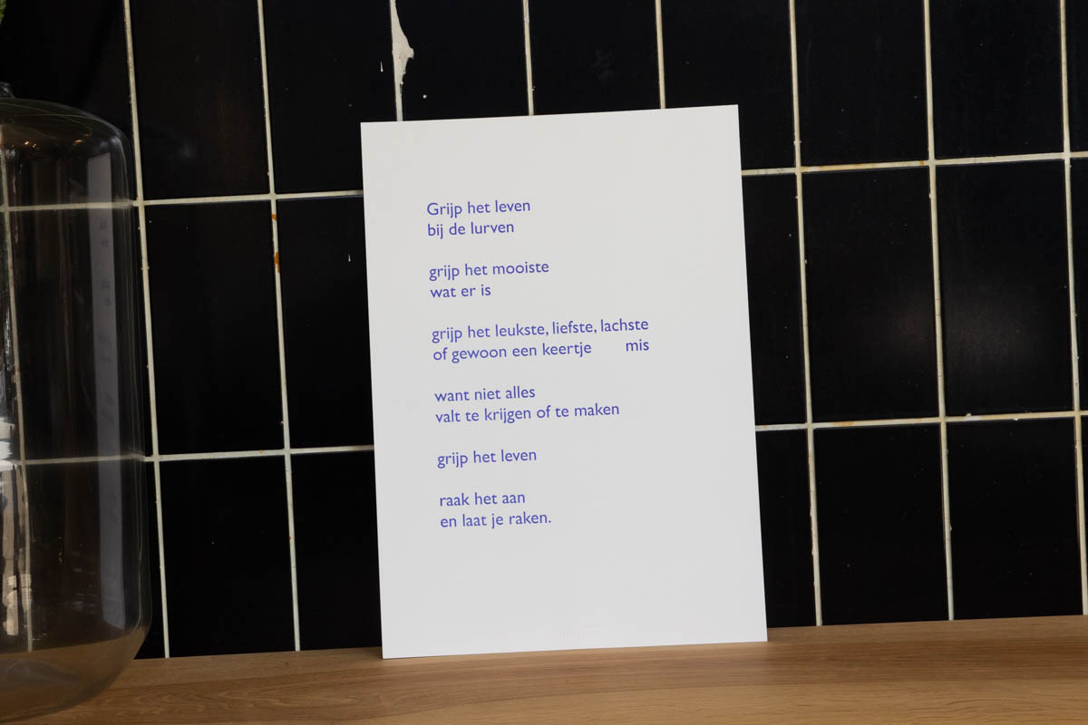 lttrvreters-lttrprints-poëzie-wenskaart-print-letterpress-20 Letterpress Print - Lttrprints - Grijp het leven (blauw)