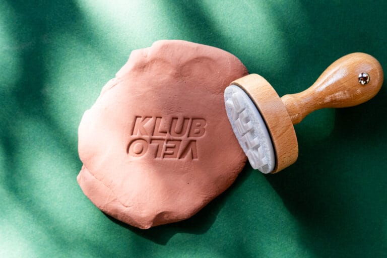 keramiekstempels met bedrijfslogo voor stempelen in klei