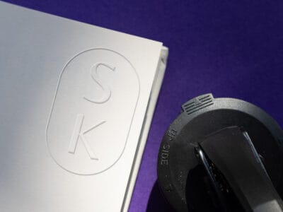 relief stempelen initialen in papier preeg